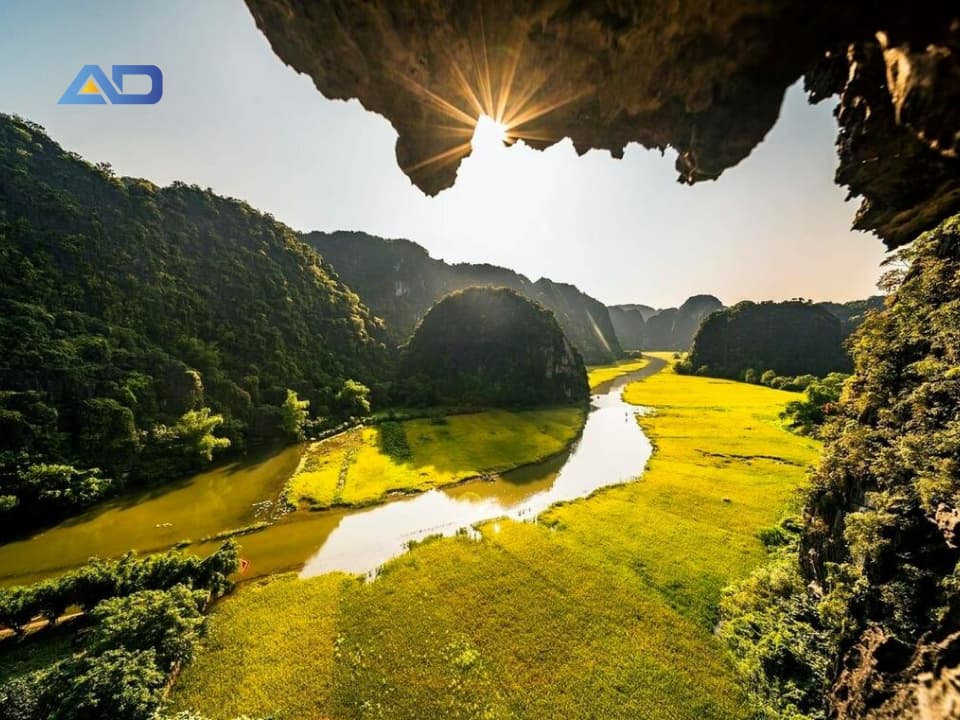 tuyen-ha-noi-ninh-binh-duoc-nhieu-khach-du-lich-den-tham-quan