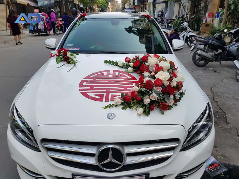 thuê xe cưới hỏi tại Hà Nội màu trắng mercedes