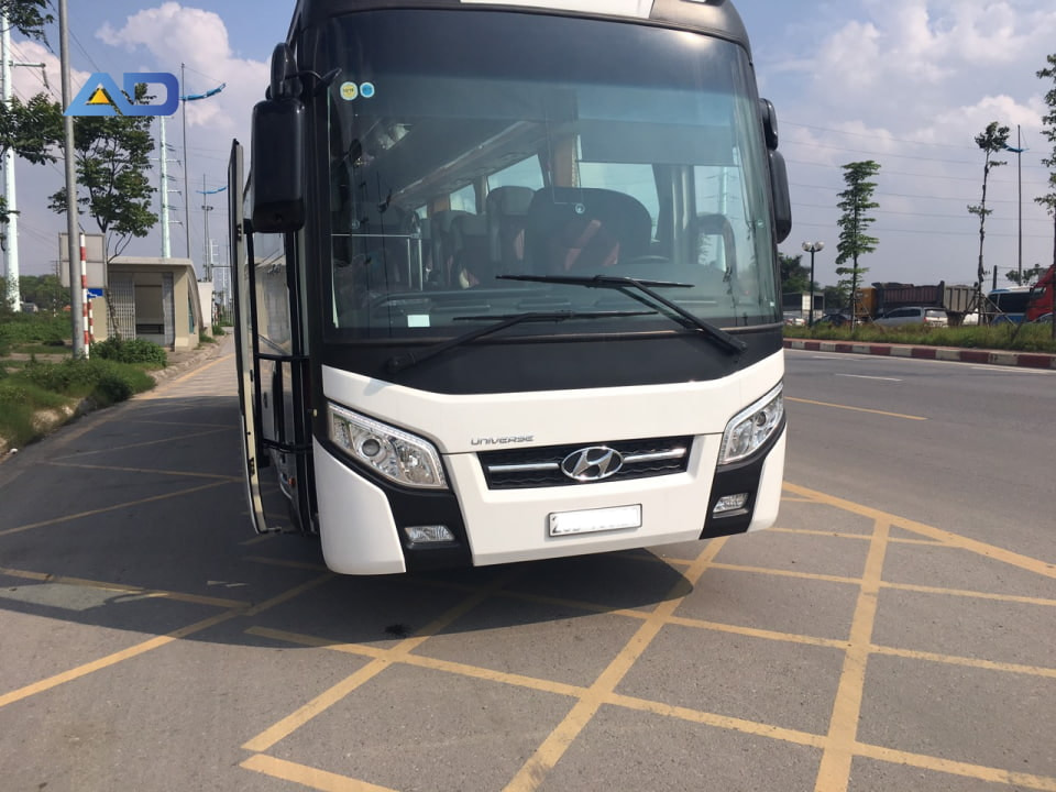 thuê xe du lịch 35 chỗ Hà Nội dòng hyundai universe