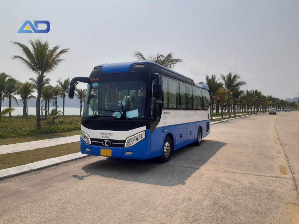 xe universe 45 chỗ đón tiễn sân bay Nội Bài