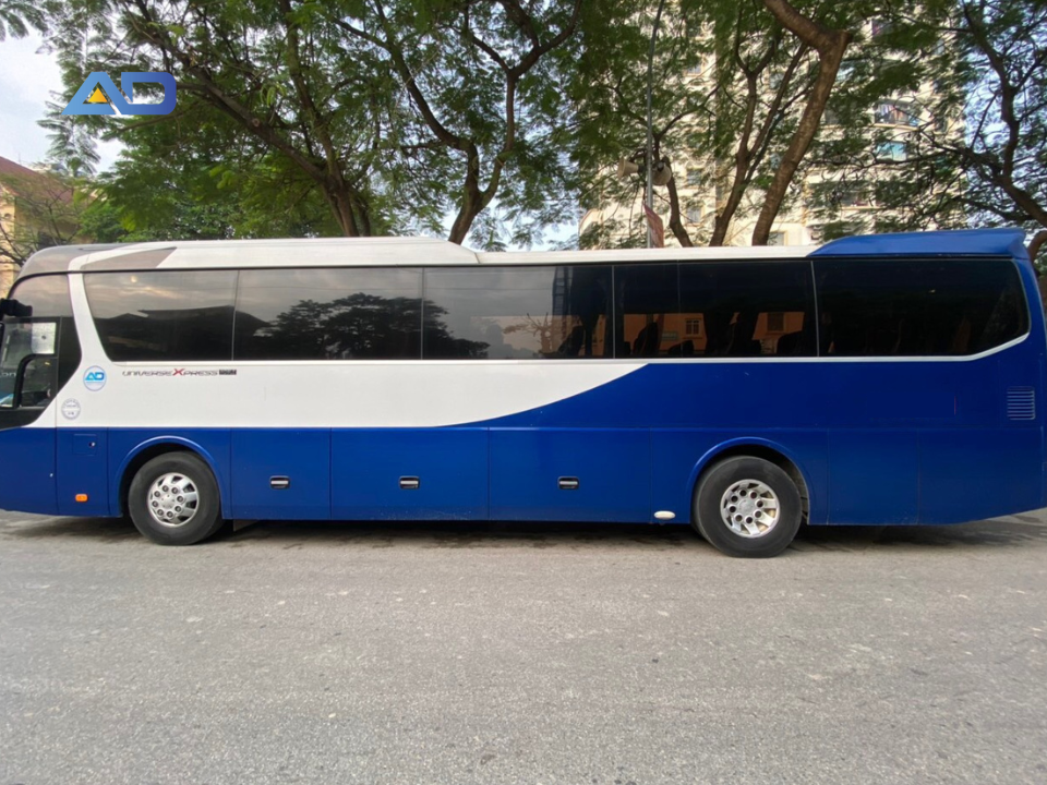 xe universe 45 chỗ hiện đại và sang trọng