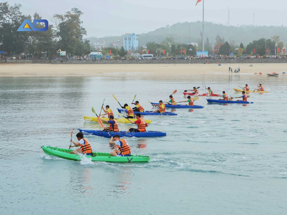 Chèo thuyền Kayak khi du lịch Cô Tô 