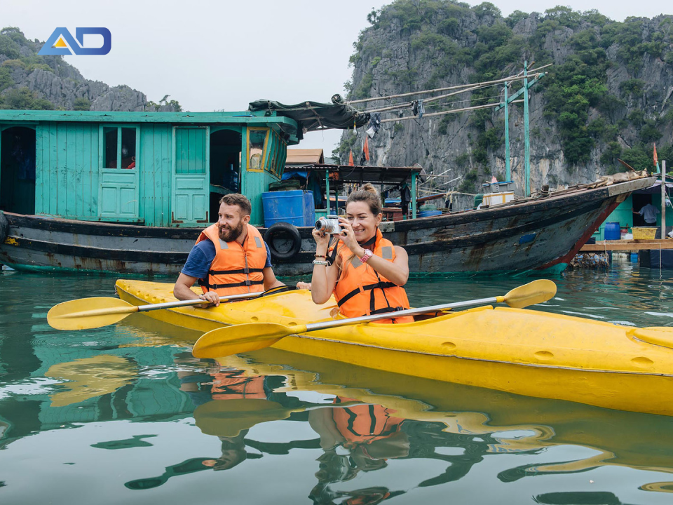 Chèo thuyền kayak ở khu du lịch Cát Bà