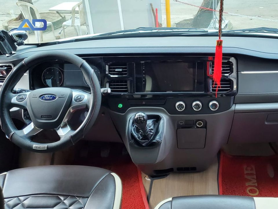 Hình ảnh khoang lái xe 16 chỗ đời mới Ford 